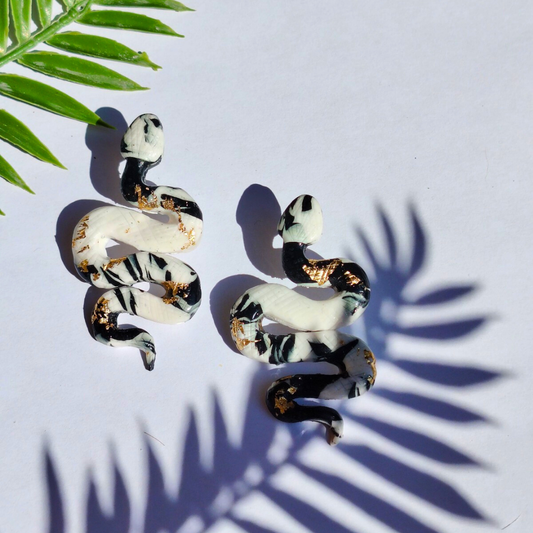 Naušnice zmija od polimerne gline – crno-bijeli dizajn / Black & White Snake
