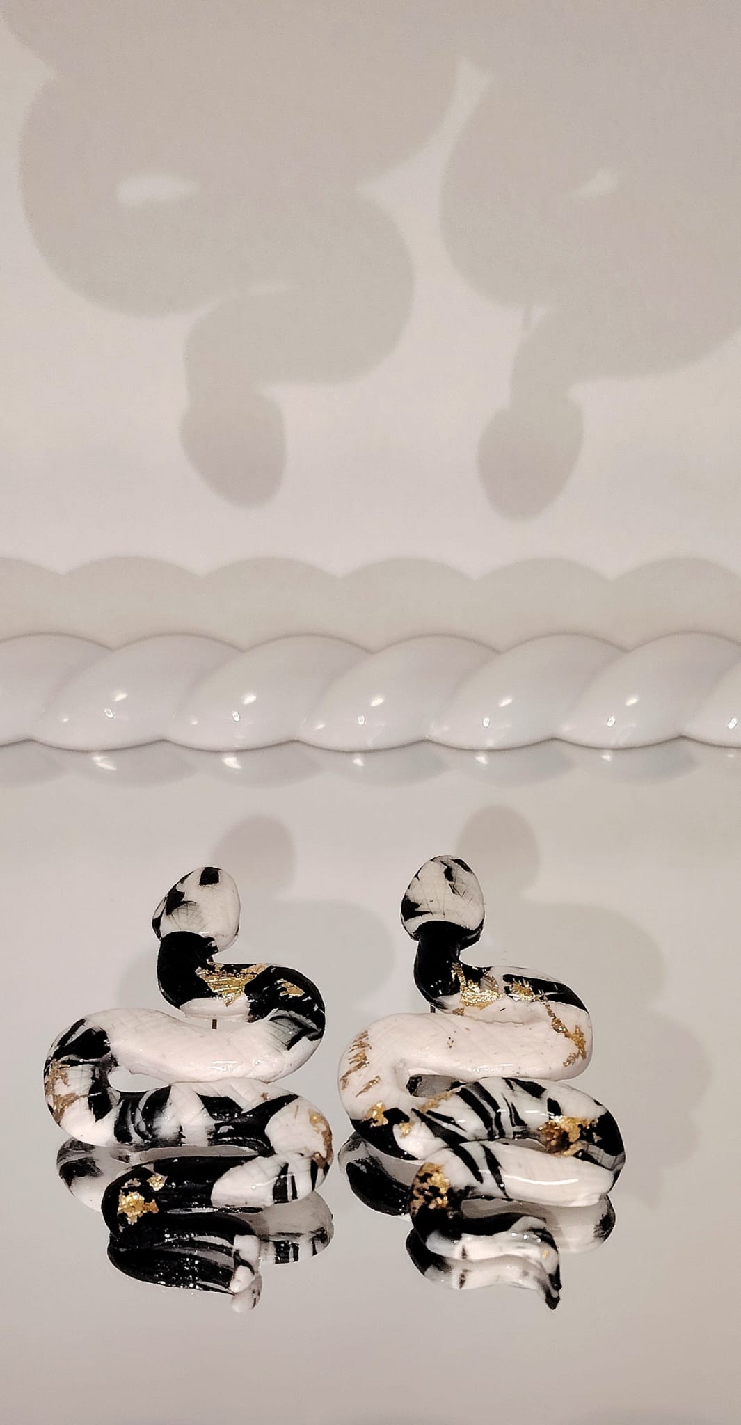 Naušnice zmija od polimerne gline – crno-bijeli dizajn / Black & White Snake