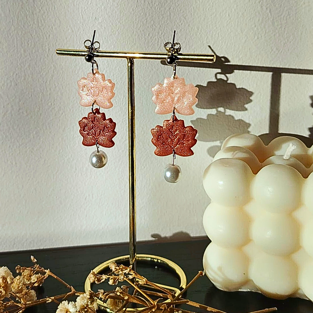 Pearl Leaf - Elegantne bijelo-smeđe viseće naušnice – Dva lista s biserom