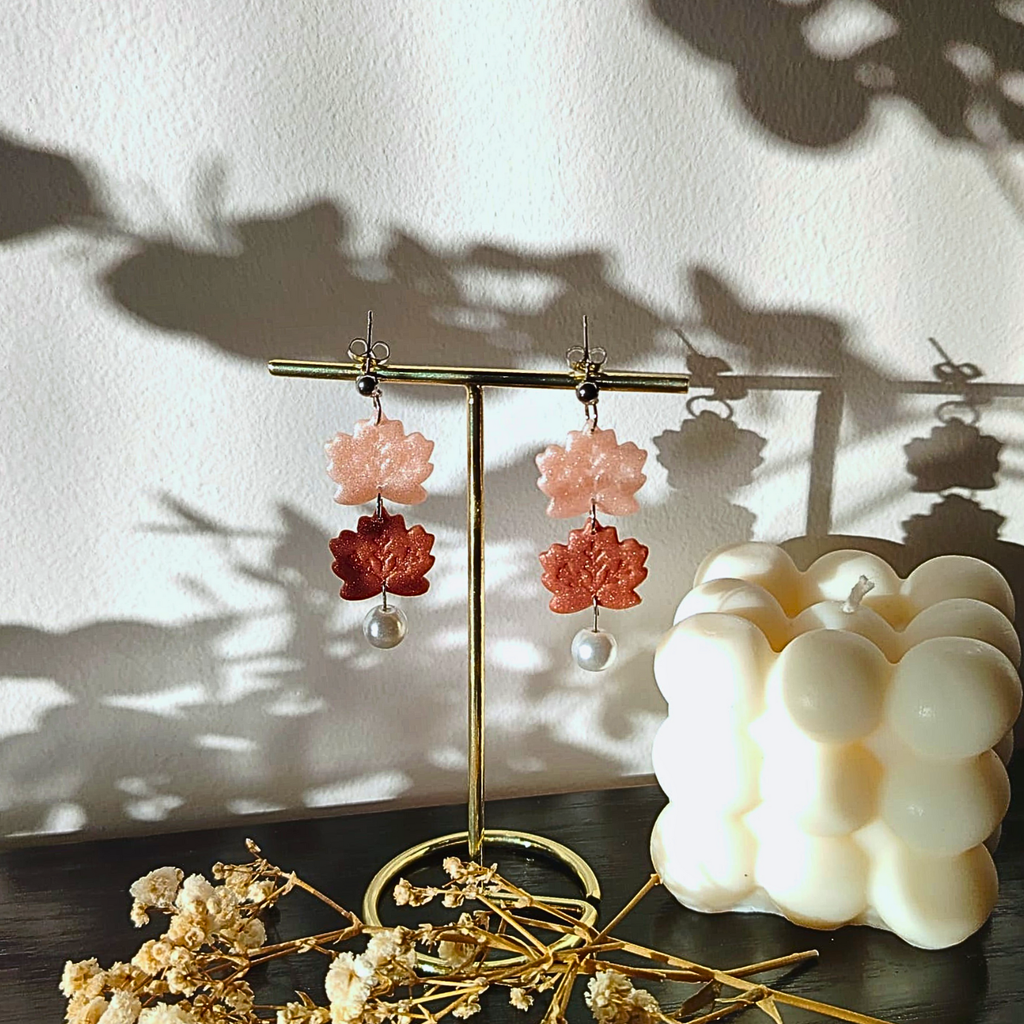 Pearl Leaf - Elegantne bijelo-smeđe viseće naušnice – Dva lista s biserom