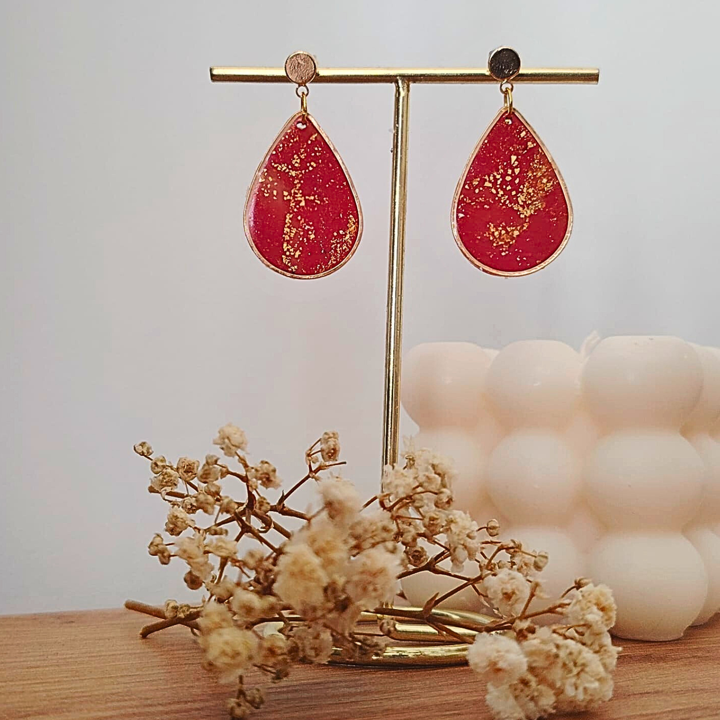 Red Drop - Elegantne crveno zlatne viseće naušnice, ručno izrađene od polimer gline