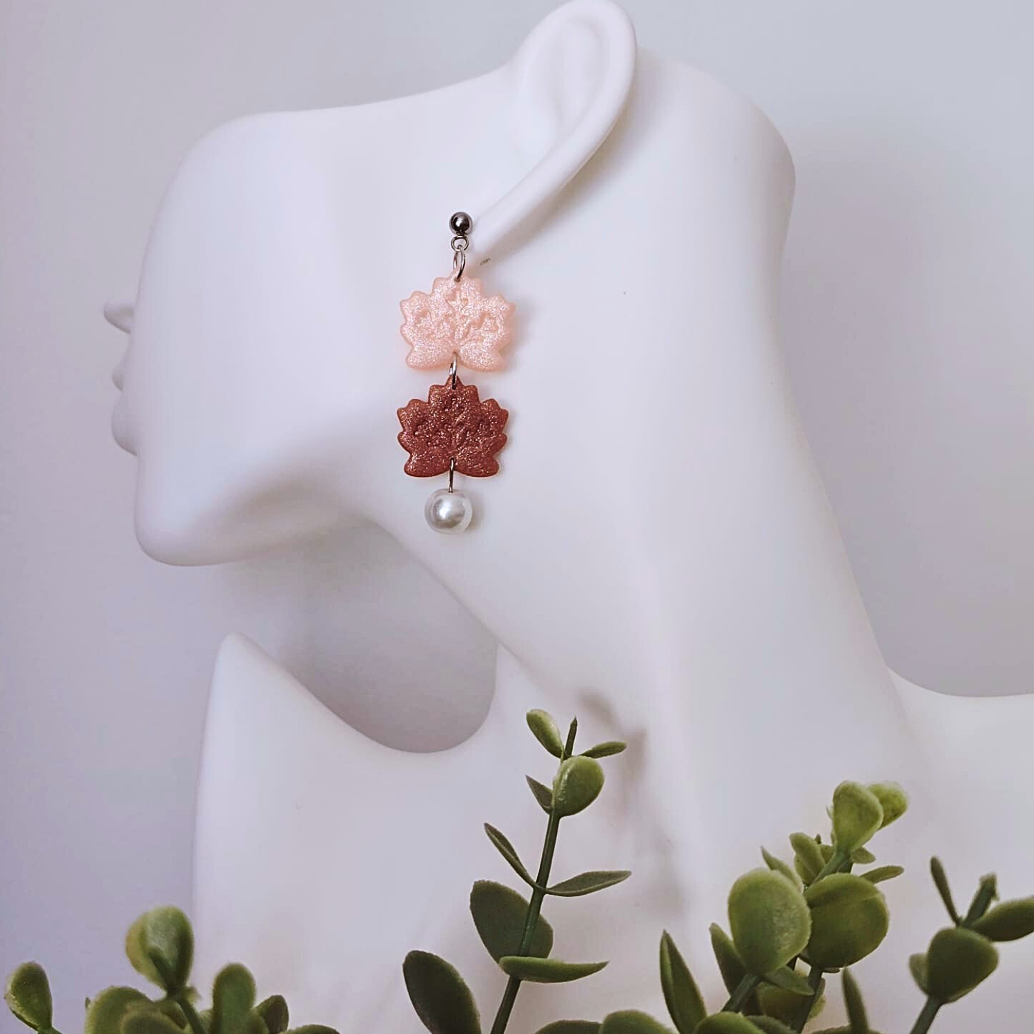 Pearl Leaf - Elegantne bijelo-smeđe viseće naušnice – Dva lista s biserom