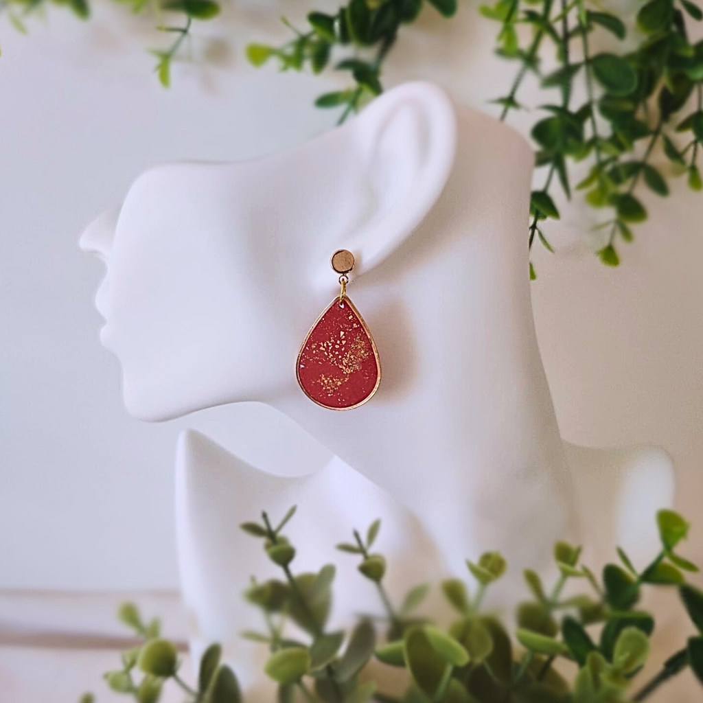 Red Drop - Elegantne crveno zlatne viseće naušnice, ručno izrađene od polimer gline