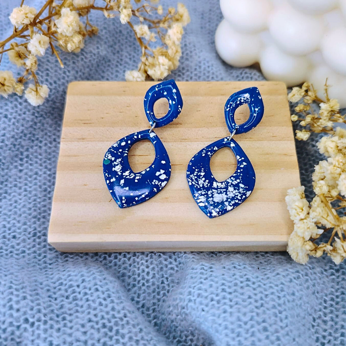 Aurora Drop Blue – Moderne naušnice od polimerne gline (ručni rad)