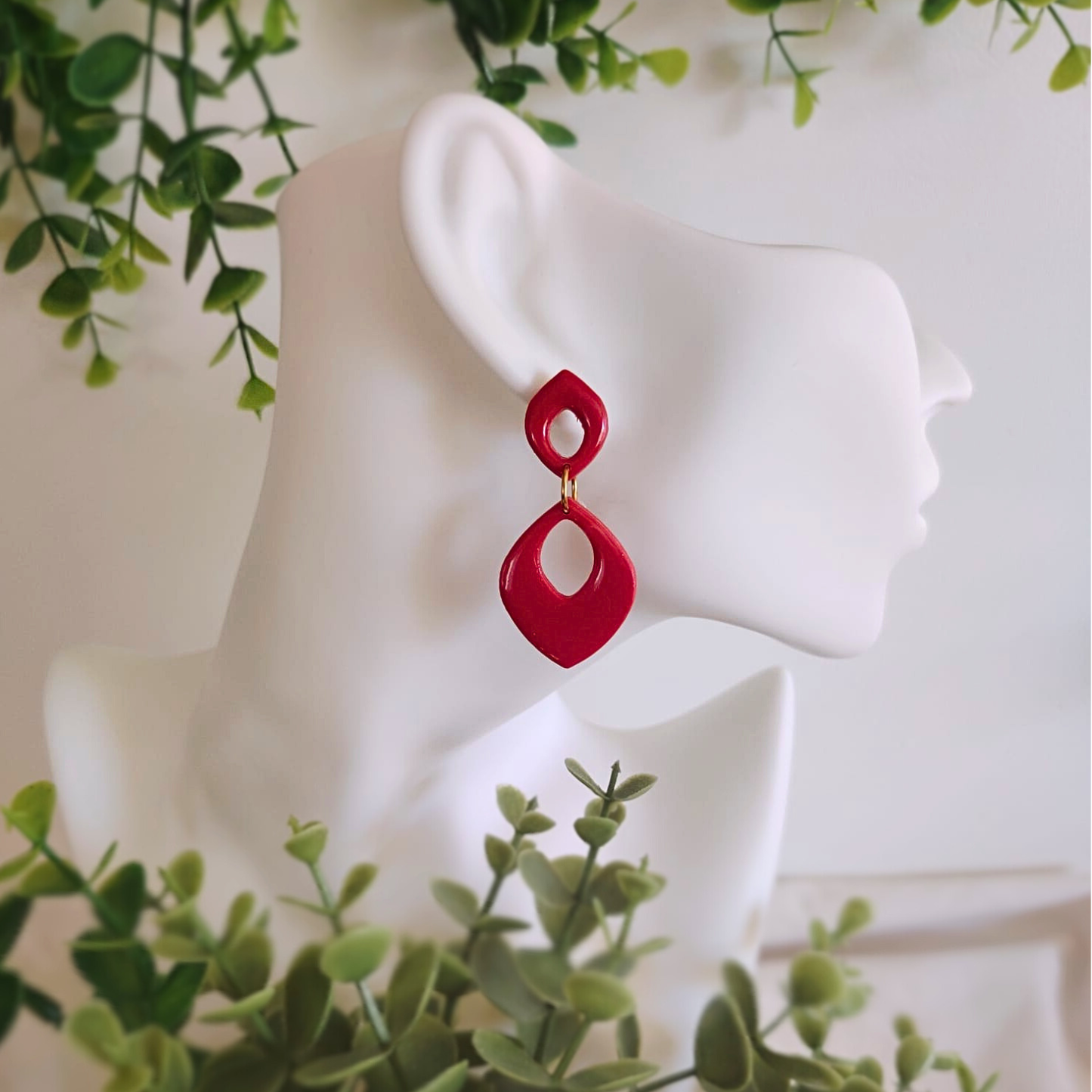 Aurora Drop Red – elegantne ručno rađene naušnice za svaki stil / Božićno izdanje