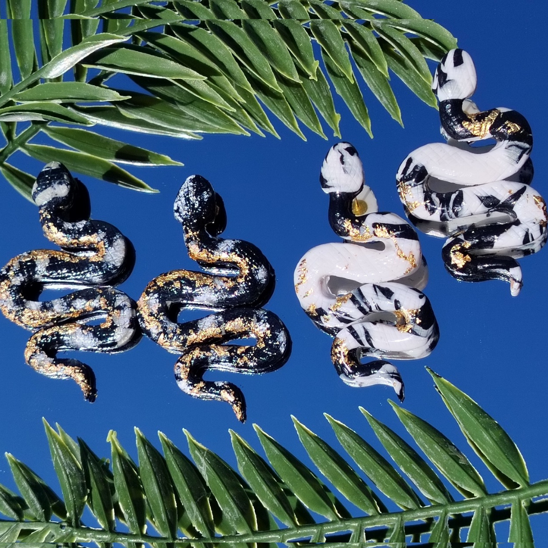 Naušnice zmija od polimerne gline – crno-bijeli dizajn / Black & White Snake