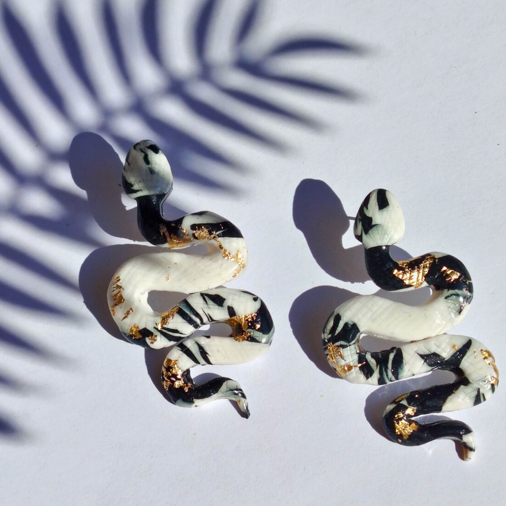 Naušnice zmija od polimerne gline – crno-bijeli dizajn / Black & White Snake