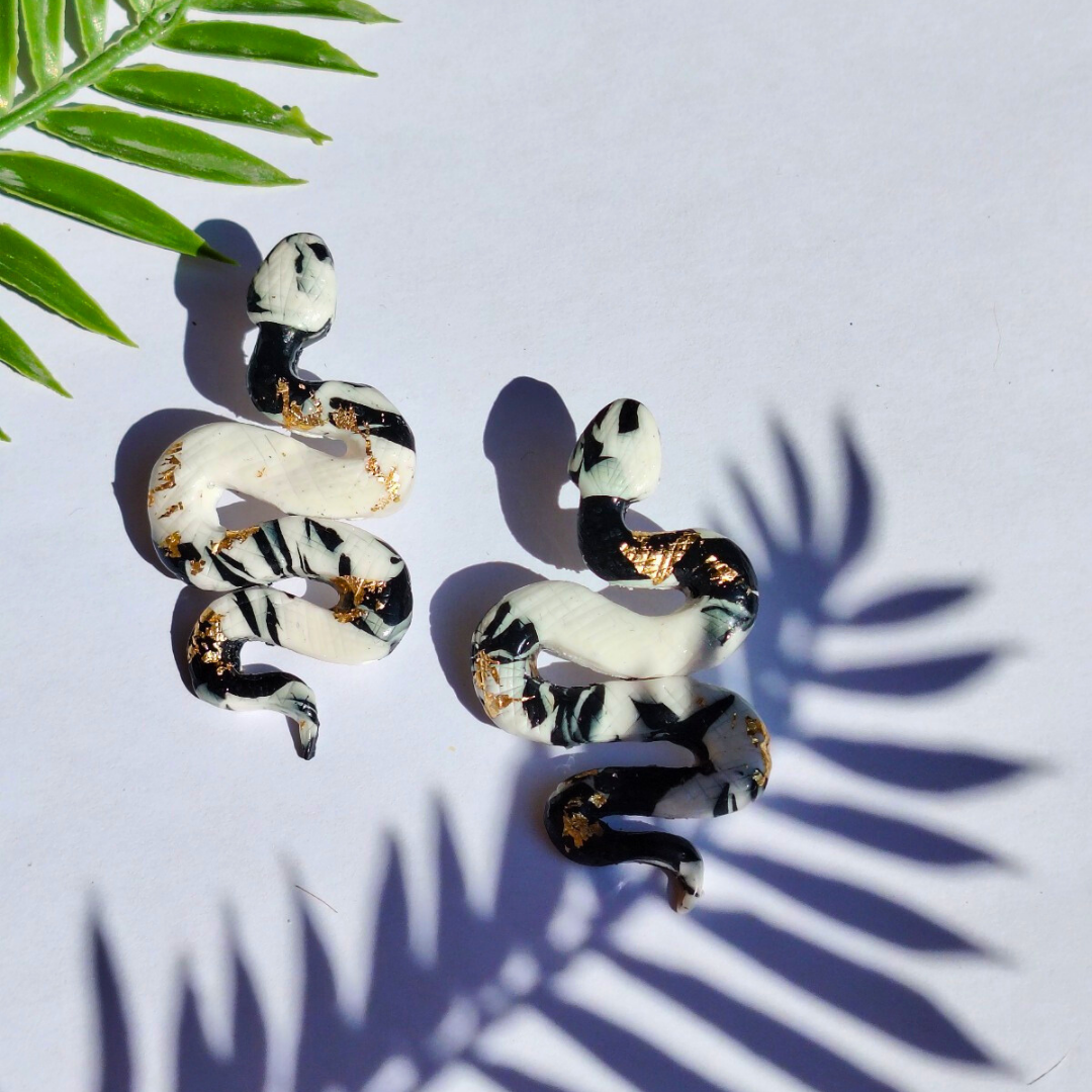 Naušnice zmija od polimerne gline – crno-bijeli dizajn / Black & White Snake