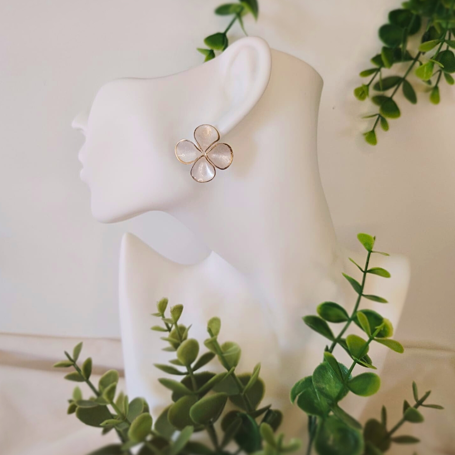 White Blossom Earrings – Bijele cvjetne naušnice ručno izrađene od polimerne gline