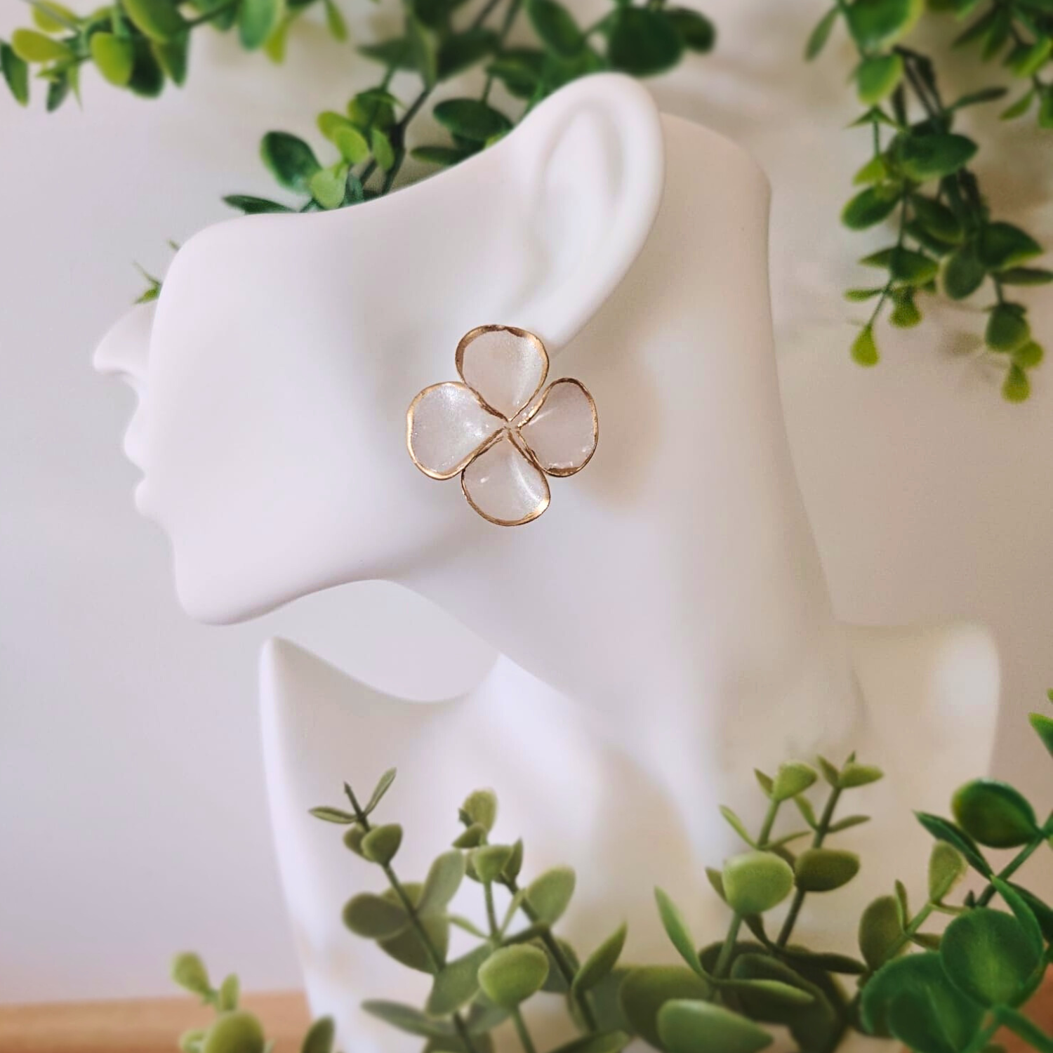 White Blossom Earrings – Bijele cvjetne naušnice ručno izrađene od polimerne gline