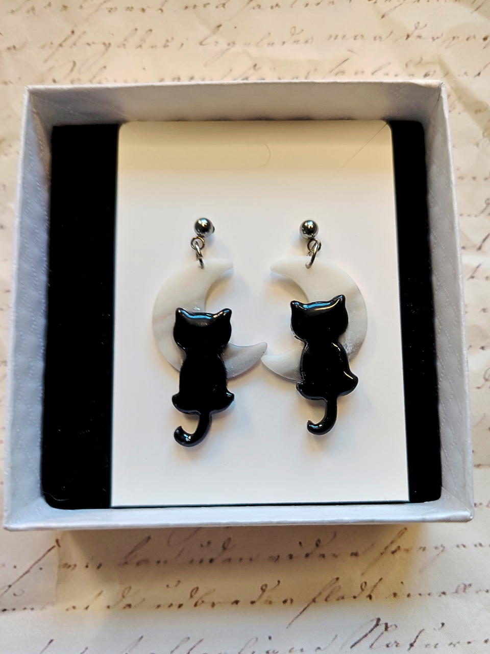 Moon Cat naušnice od polimerne gline – unikatni dizajn