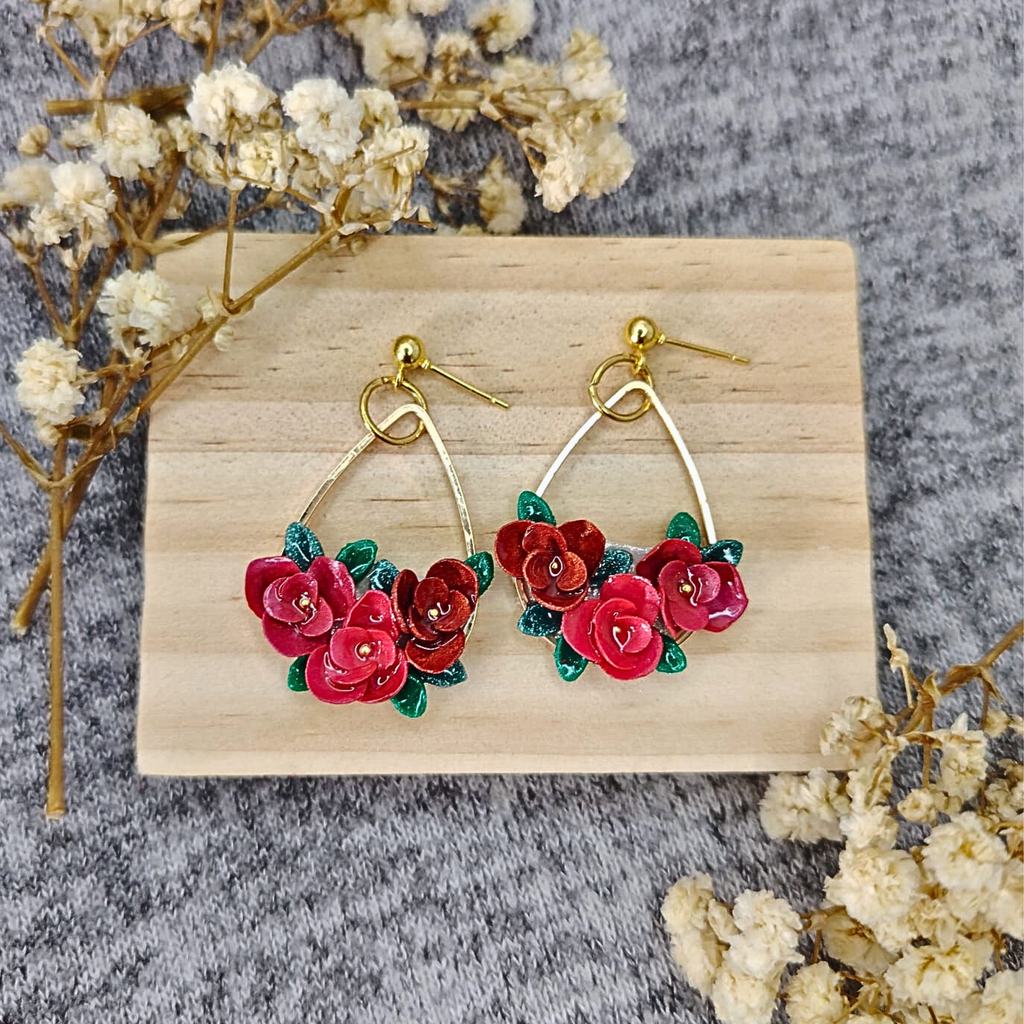 Romantic Drop Earrings – Crveno cvijeće u zlatnoj kapljici