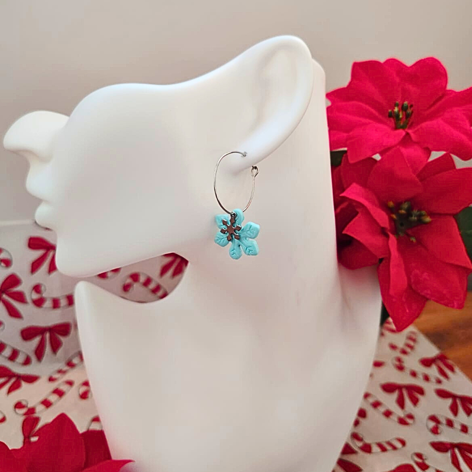 Božićne Hoop Naušnice – Plava Pahuljica ❄️