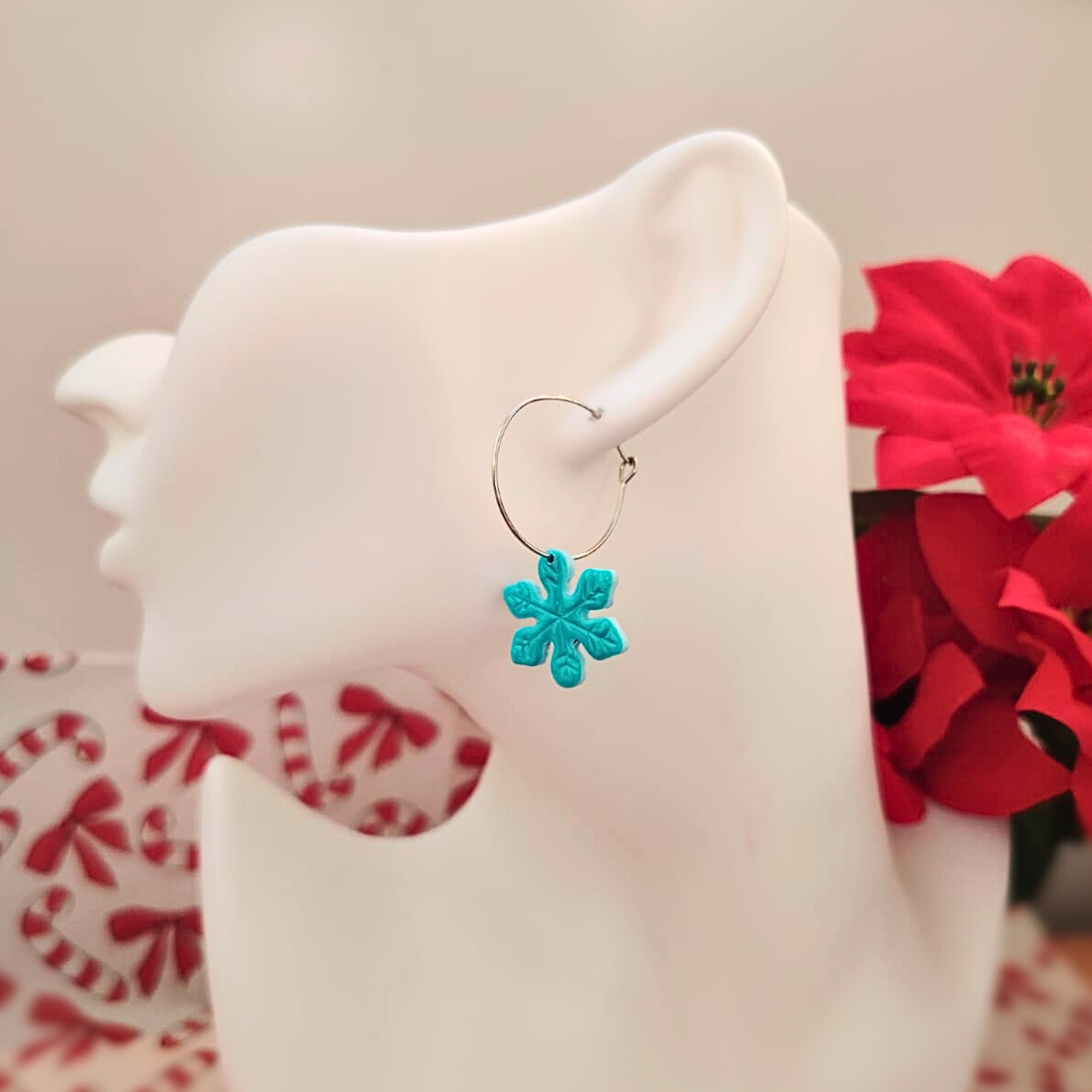 Božićne Hoop Naušnice – Plava Pahuljica ❄️
