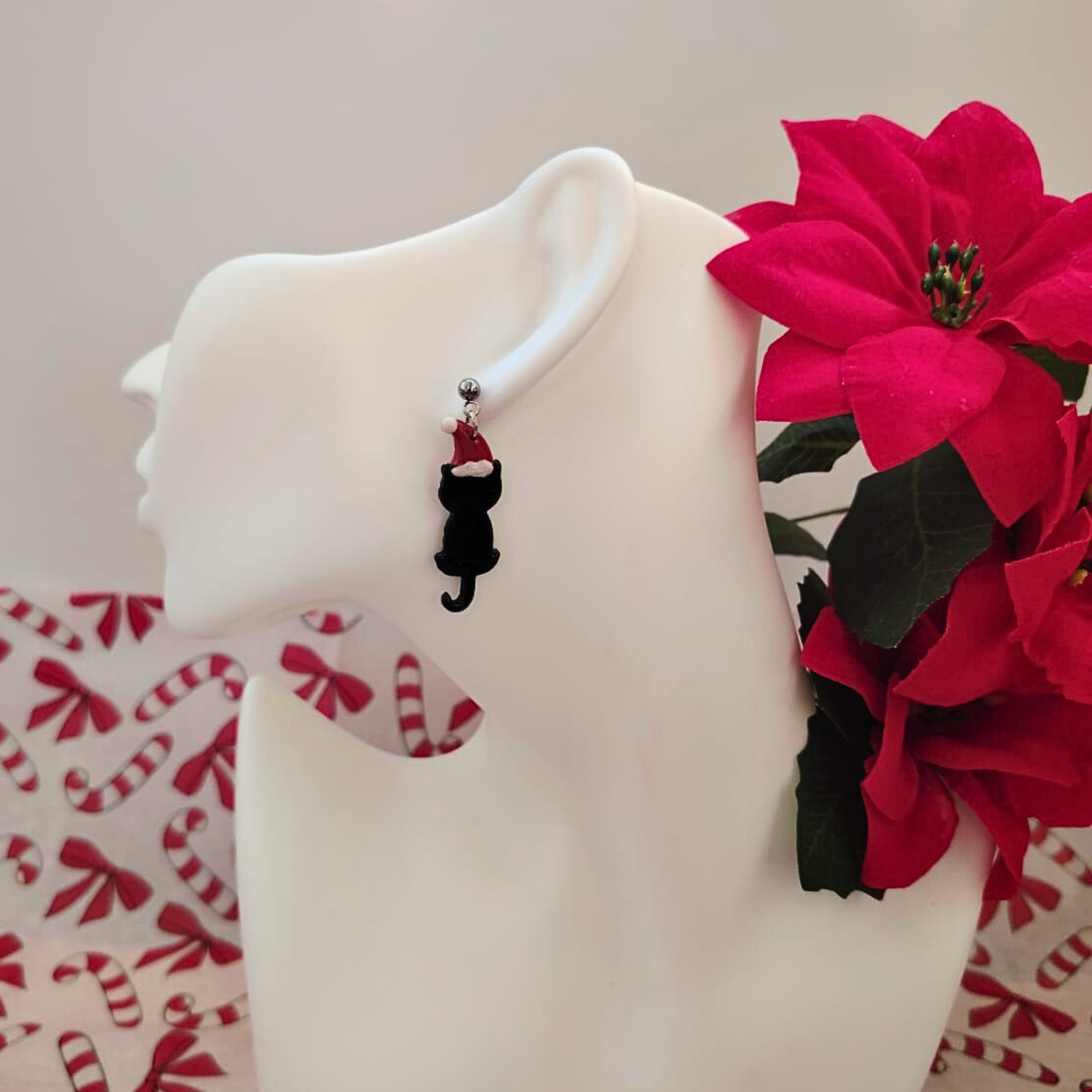 Božićne Naušnice – Mačka s Crvenom Kapicom