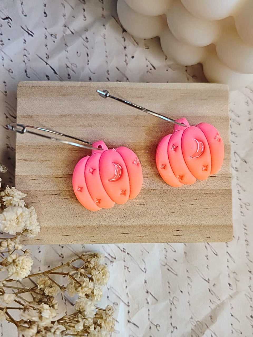 Neon Lunar Pumpkin naušnice od gline – Halloween