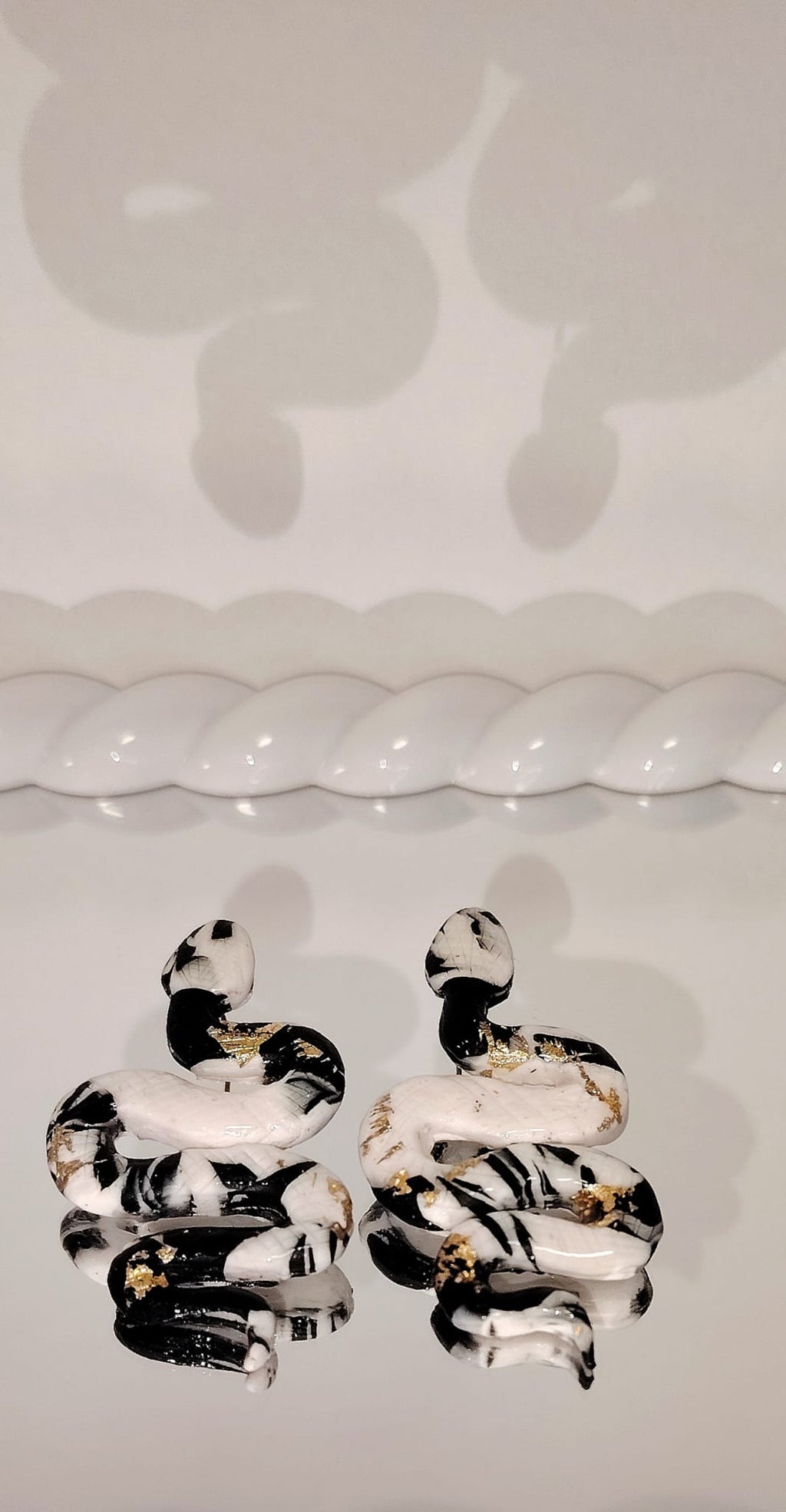 Naušnice zmija od polimerne gline – crno-bijeli dizajn / Black & White Snake