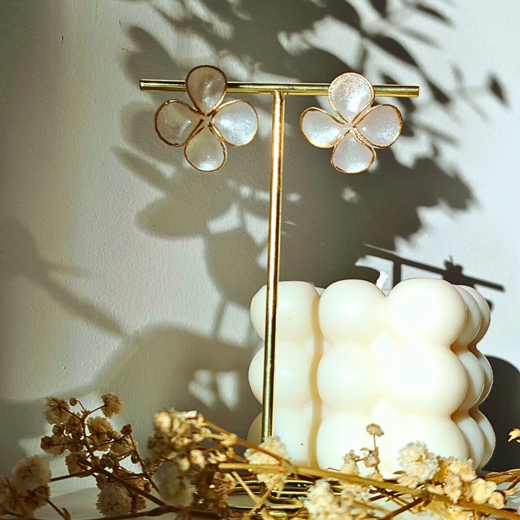 White Blossom Earrings – Bijele cvjetne naušnice ručno izrađene od polimerne gline