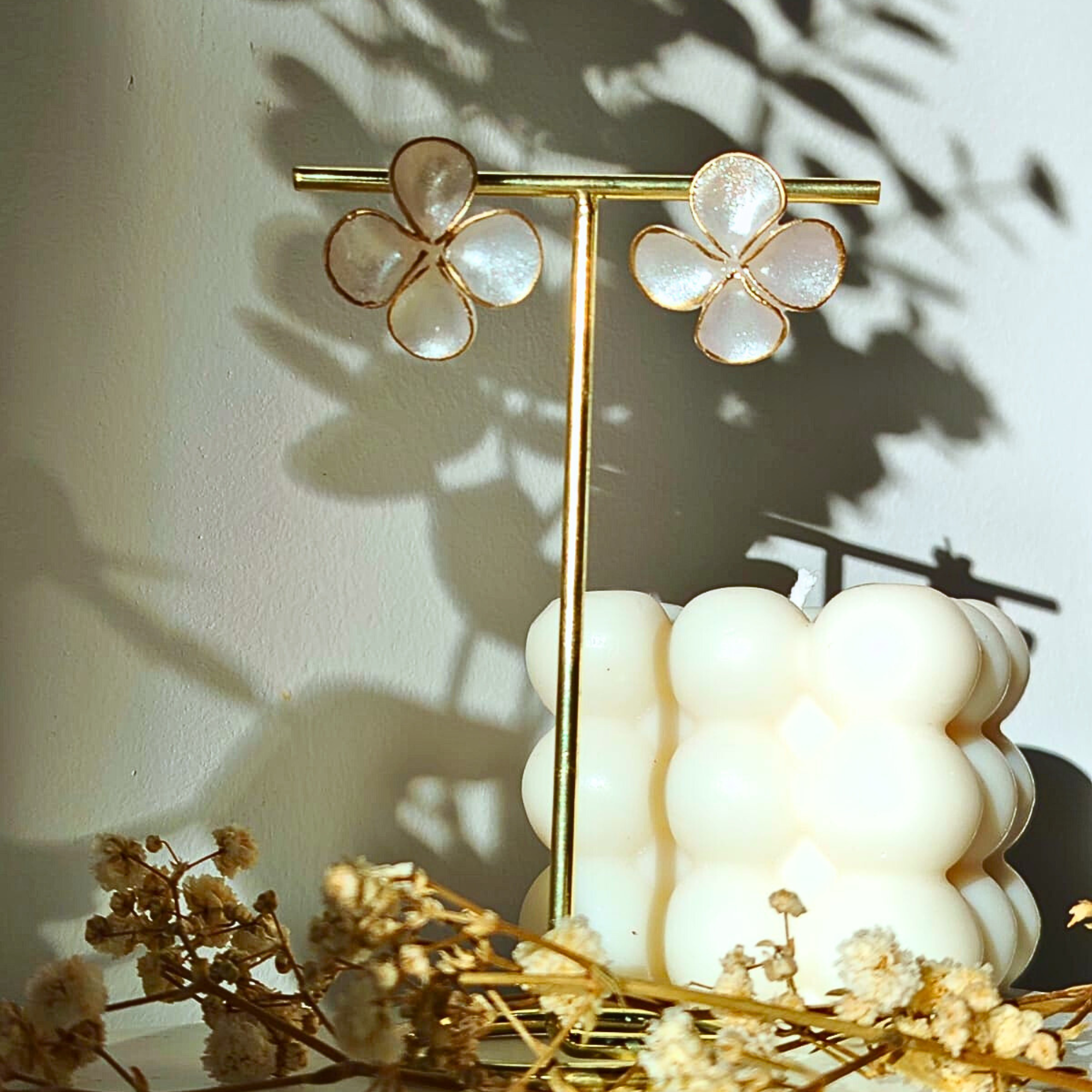 White Blossom Earrings – Bijele cvjetne naušnice ručno izrađene od polimerne gline