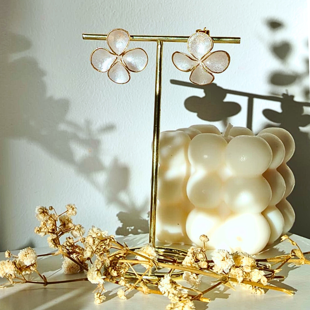 White Blossom Earrings – Bijele cvjetne naušnice ručno izrađene od polimerne gline