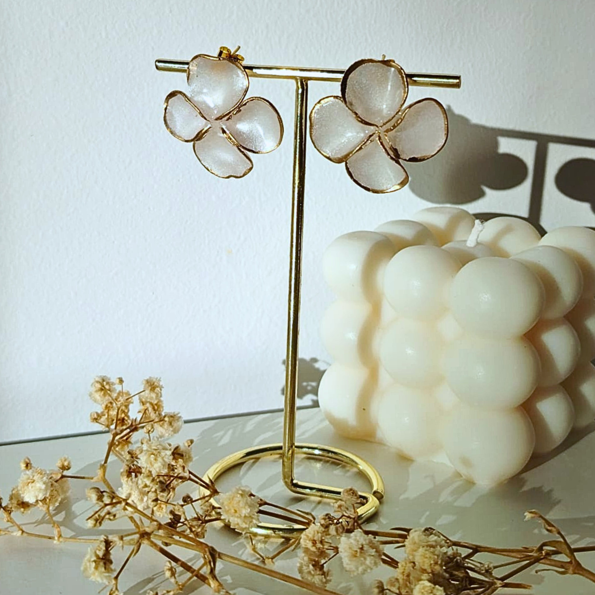 White Blossom Earrings – Bijele cvjetne naušnice ručno izrađene od polimerne gline