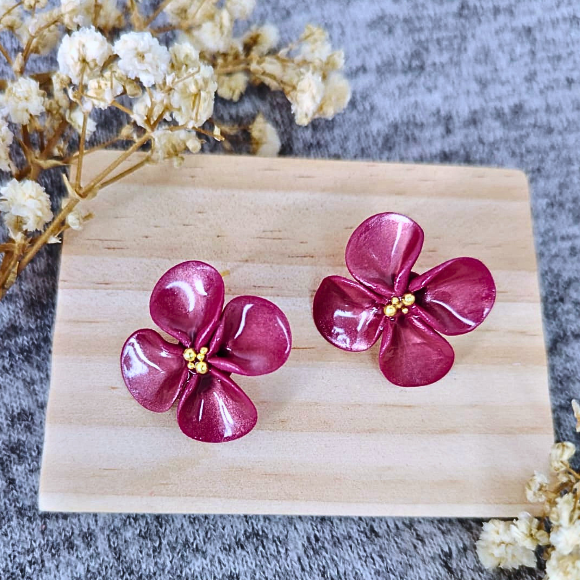 Velvet Petal – Crveno-ljubičaste naušnice - Sjaj / Mat