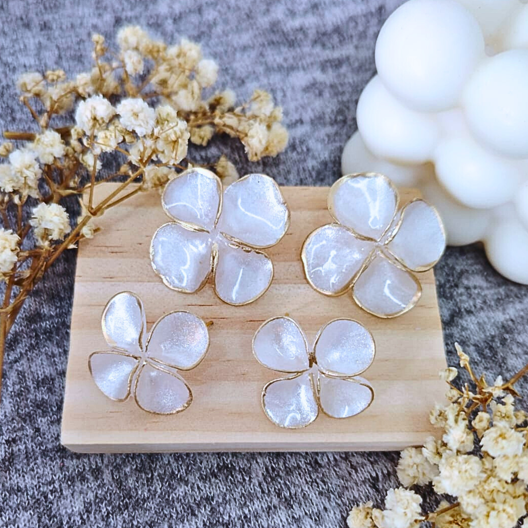 White Blossom Earrings – Bijele cvjetne naušnice ručno izrađene od polimerne gline