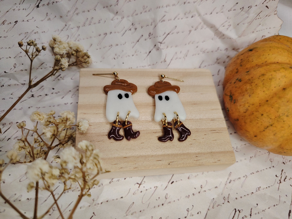 Cowboy Ghost naušnice od gline – unikatni dizajn