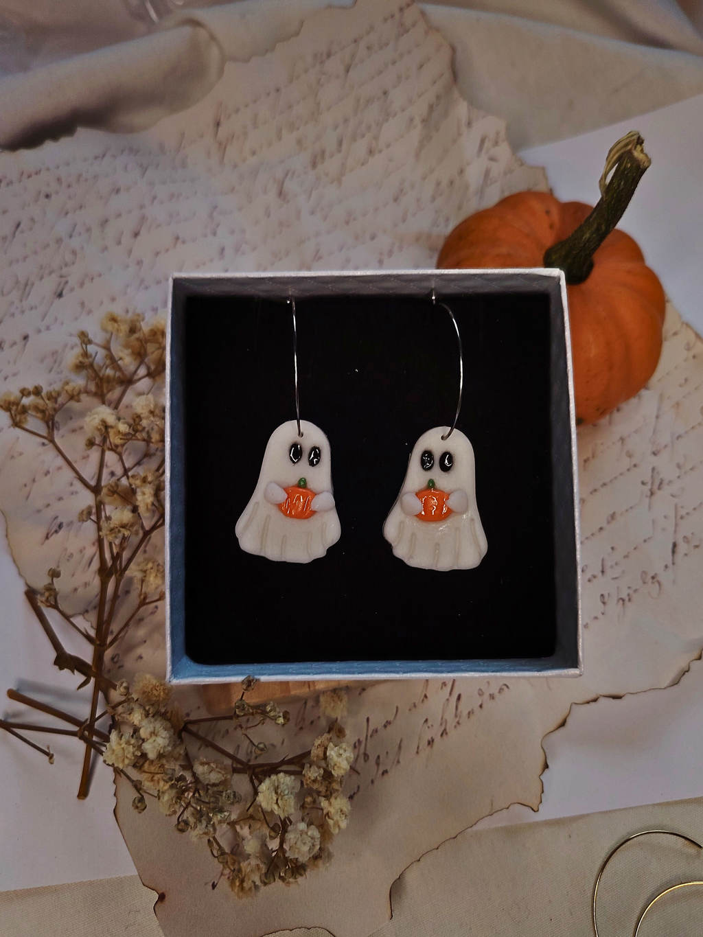 Little Pumpkin Ghost naušnice od gline – unikatni dizajn