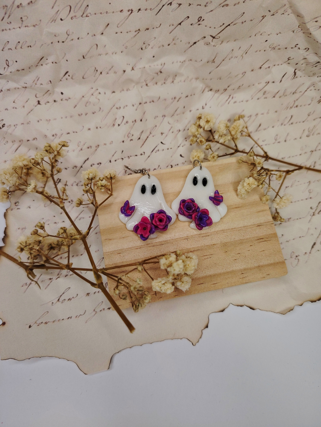 Blooming Ghost naušnice od gline – ručni rad