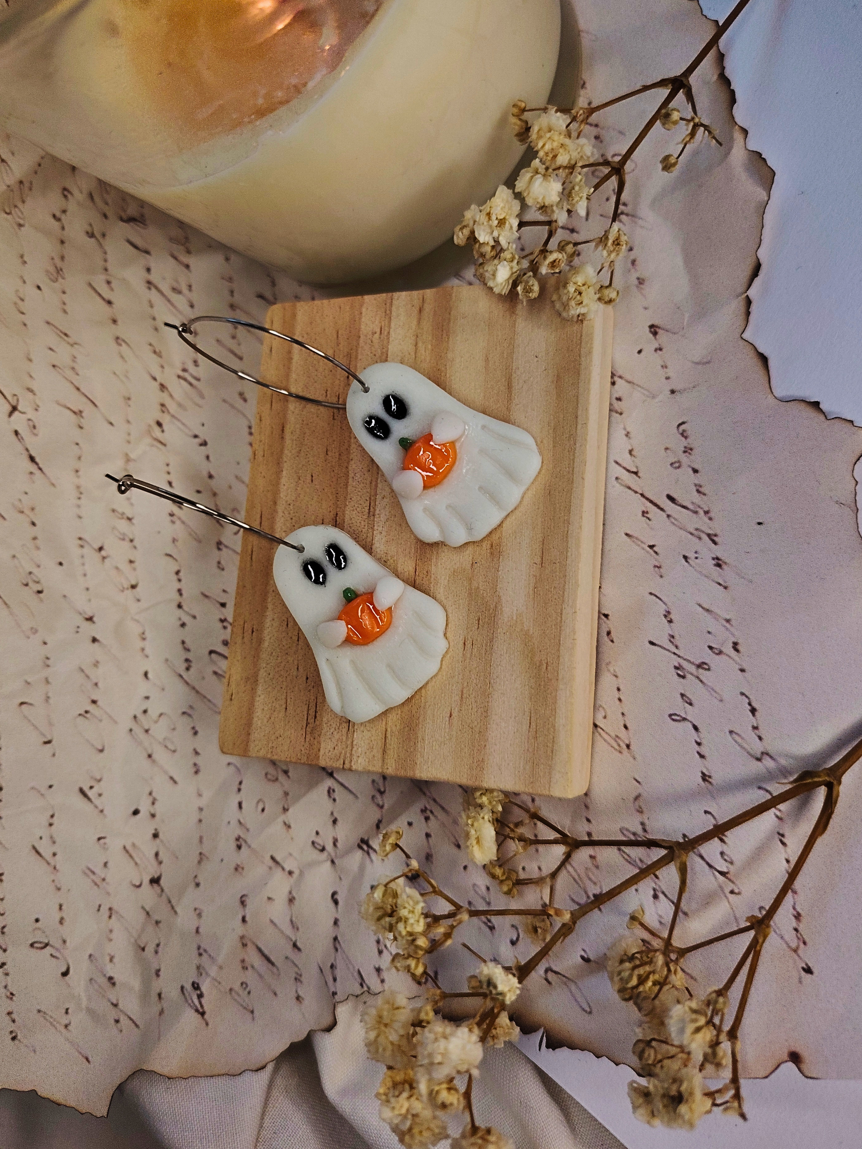 Little Pumpkin Ghost naušnice od gline – unikatni dizajn