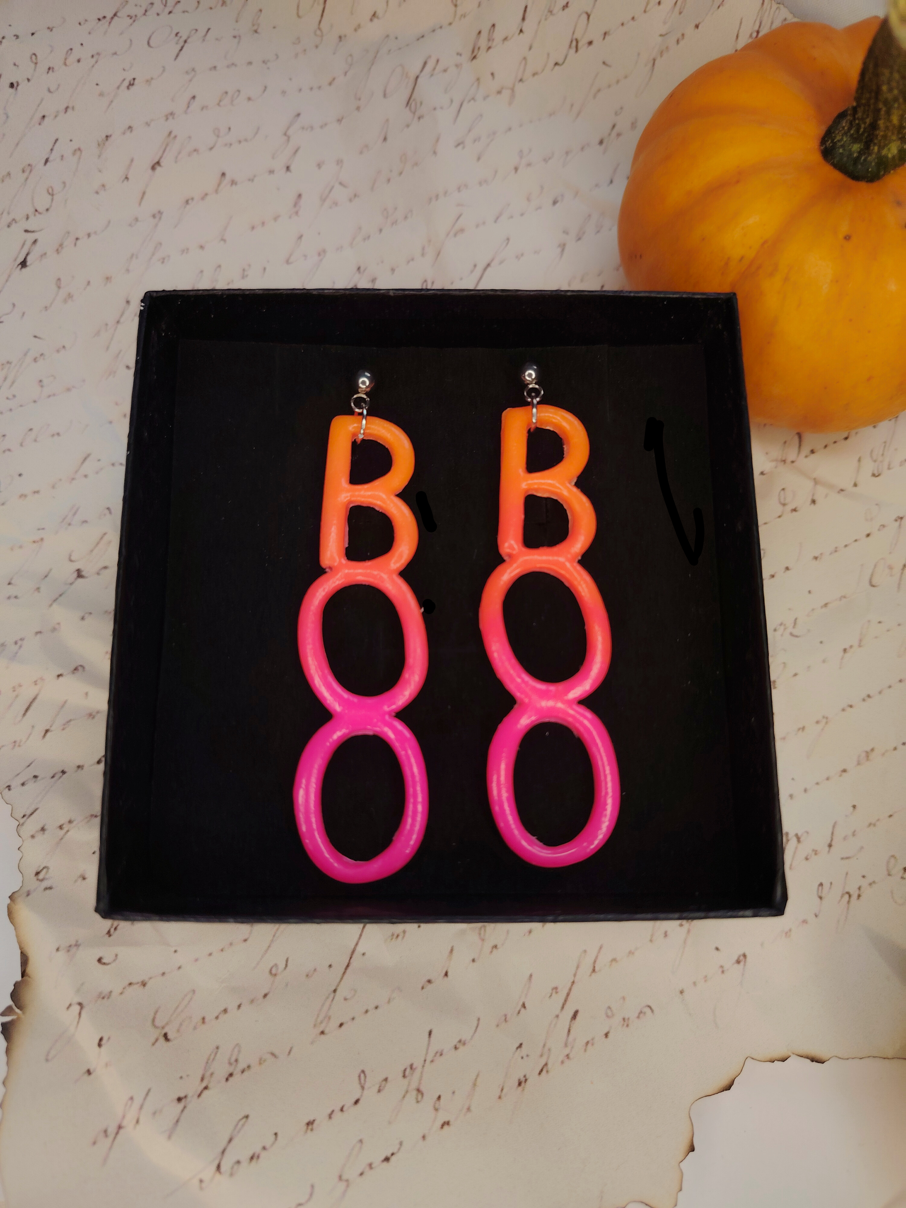 Neon Halloween naušnice od polimerne gline – Spooky Boo