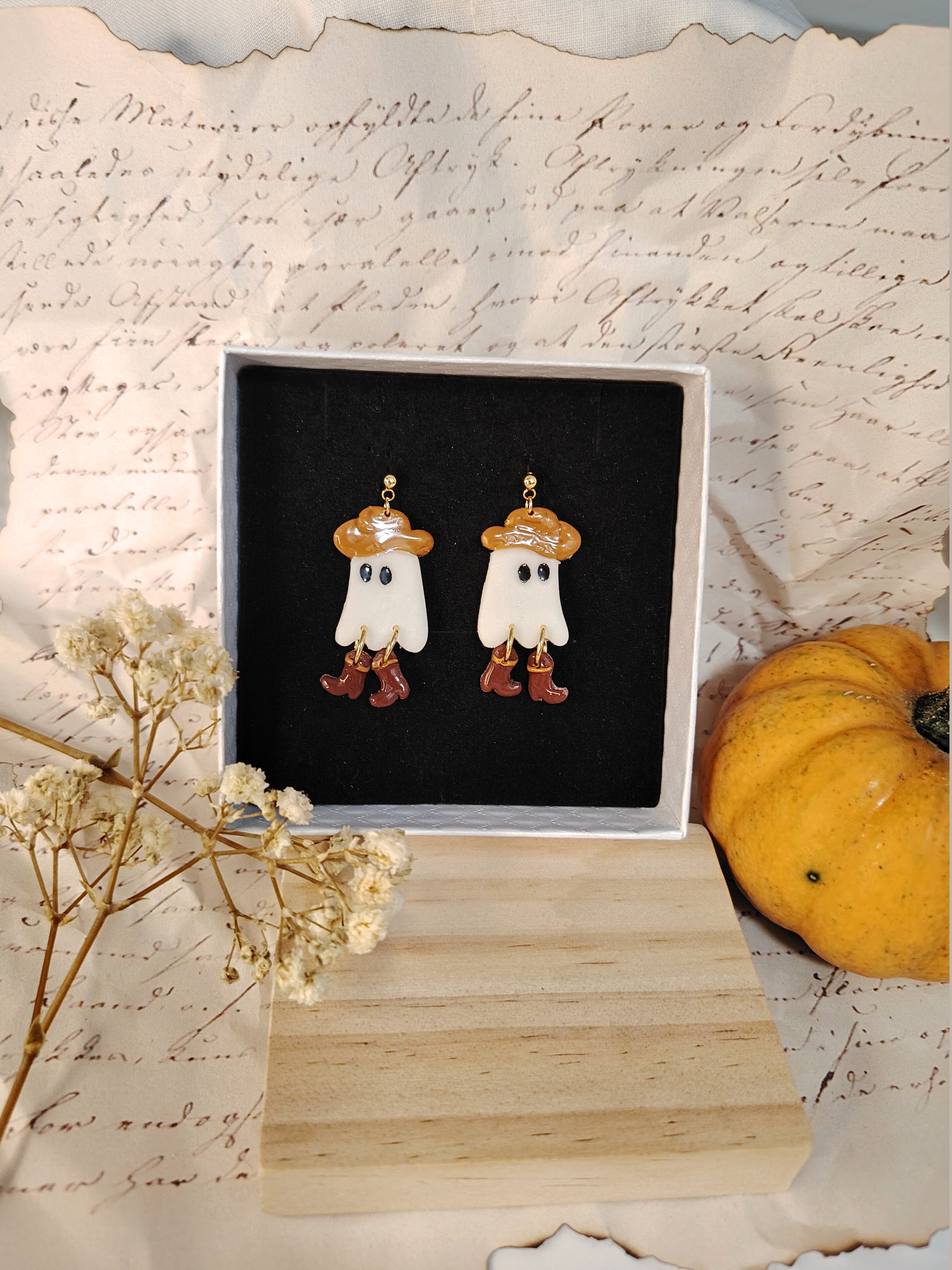 Cowboy Ghost naušnice od gline – unikatni dizajn