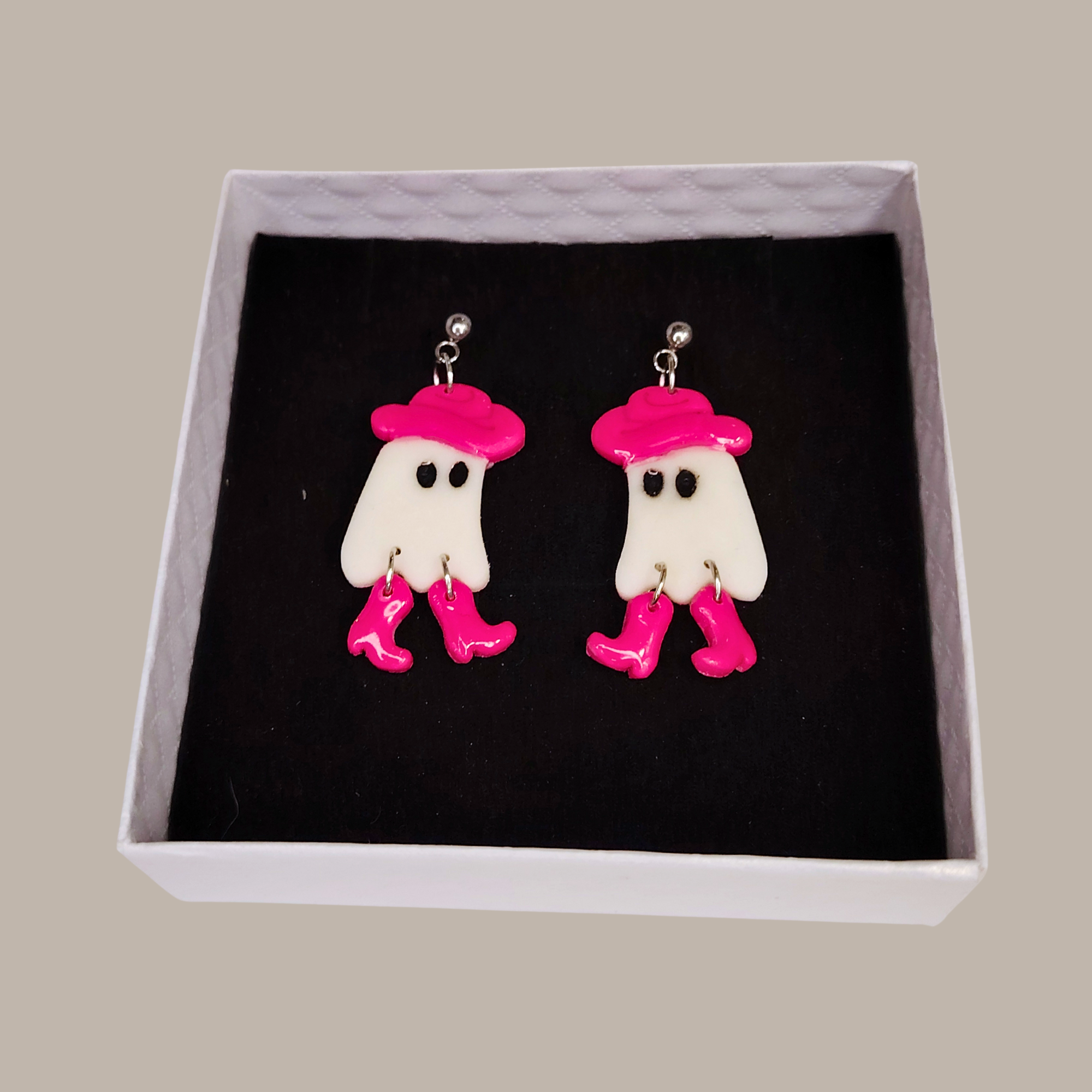 Cowboy Ghost naušnice od gline – unikatni dizajn