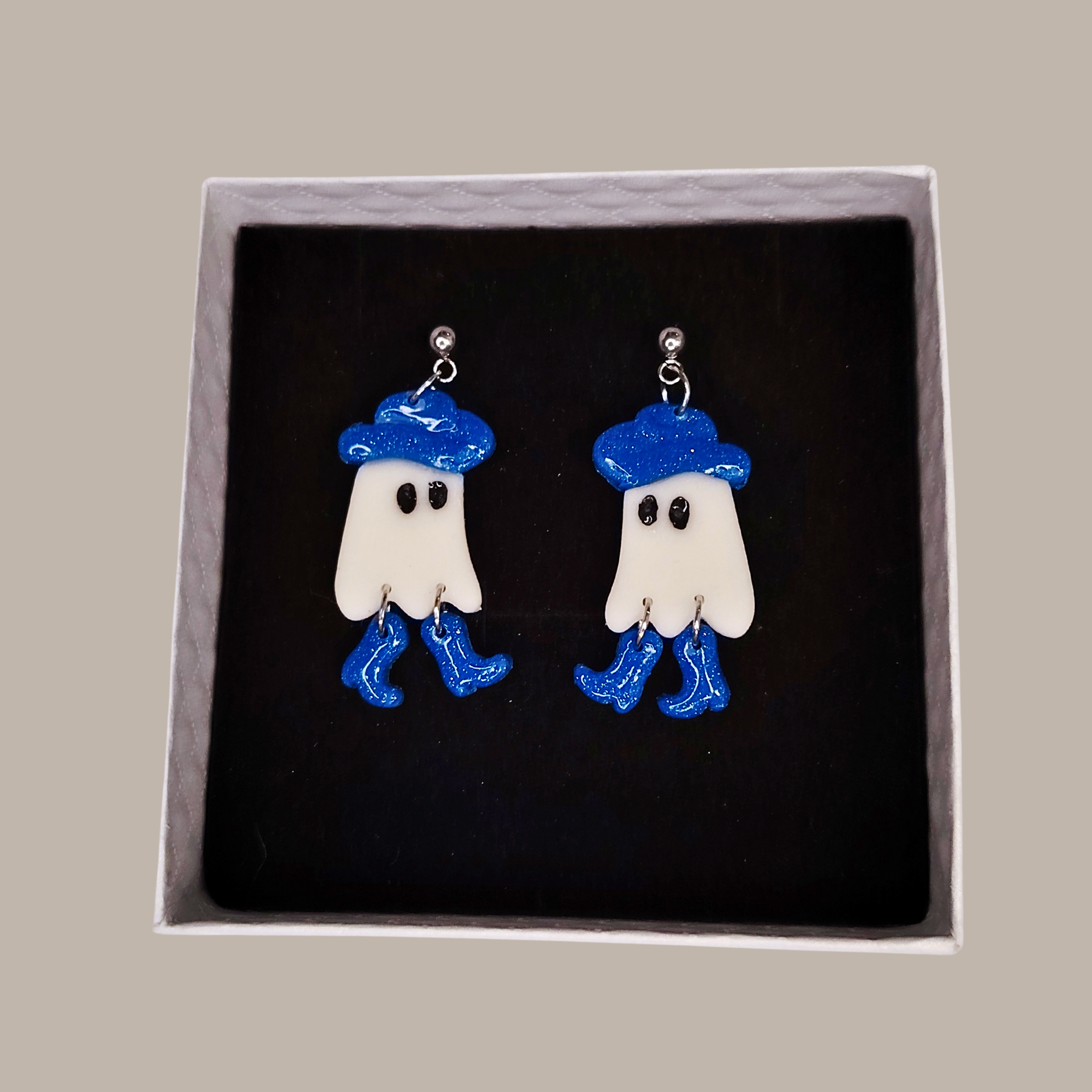 Cowboy Ghost naušnice od gline – unikatni dizajn