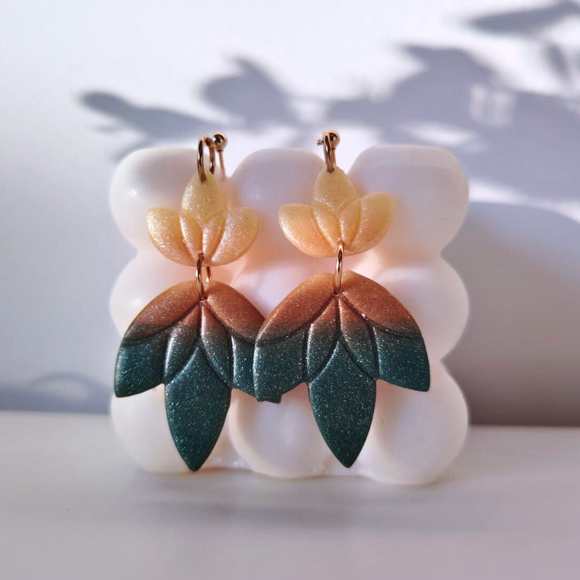Olive Fade Earrings – Ručno izrađene naušnice od gline